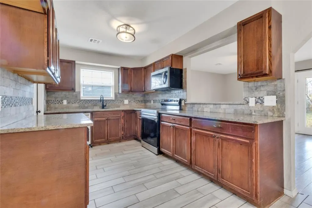Photo 12 — 617 SW 71st Street, Oklahoma City, OK 73139