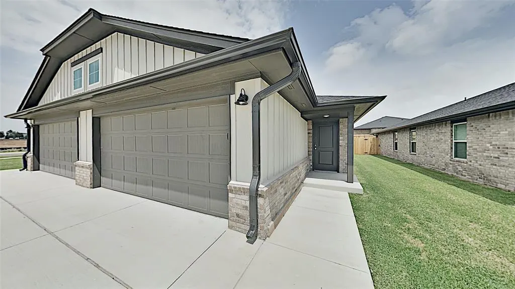 Photo 2 — 11210 Howard Drive, Oklahoma City, OK 73114