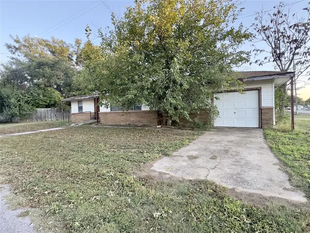 Photo 2 — 418 W Filmore Street, Mangum, OK 73554