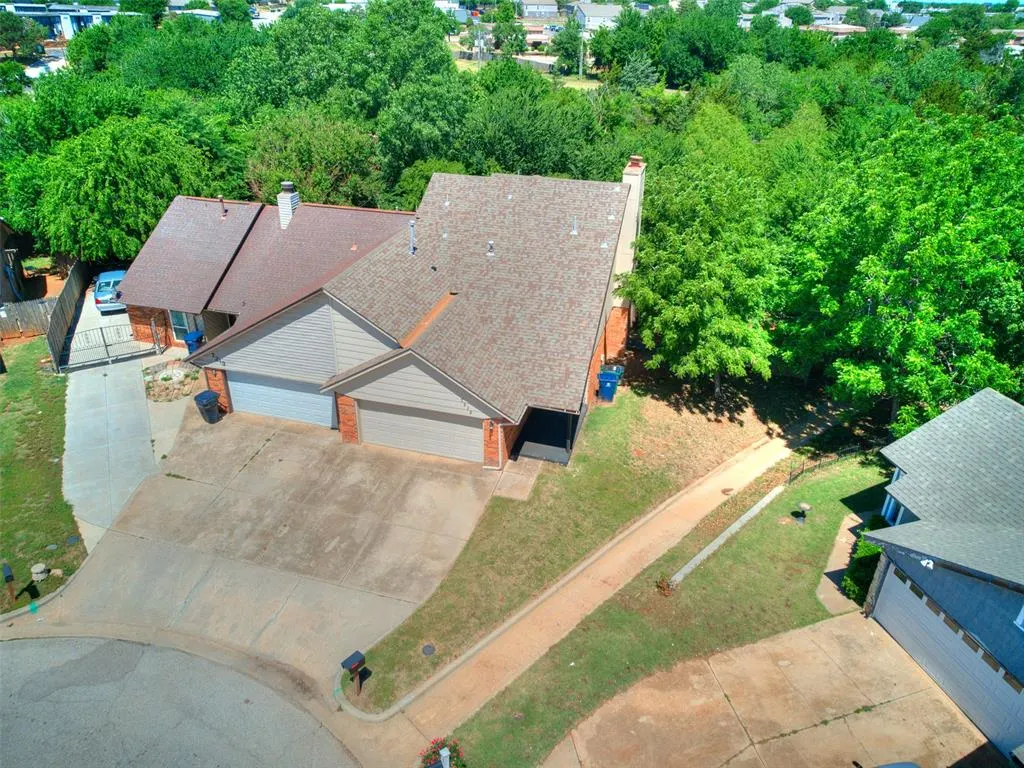 Front exterior — 7212 Lakewood Circle, Oklahoma City, OK 73132