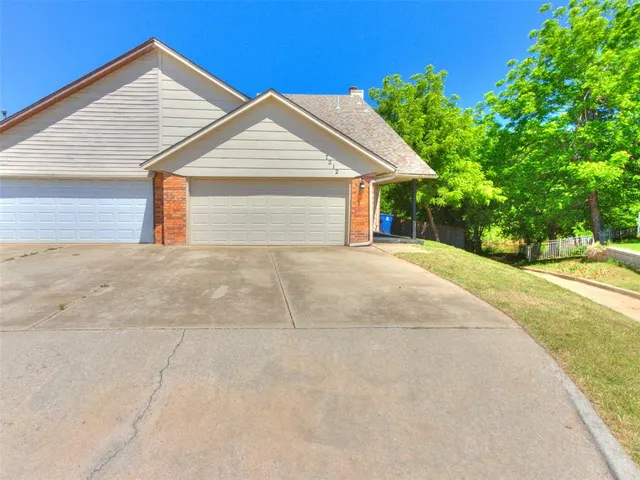 Photo 2 — 7212 Lakewood Circle, Oklahoma City, OK 73132