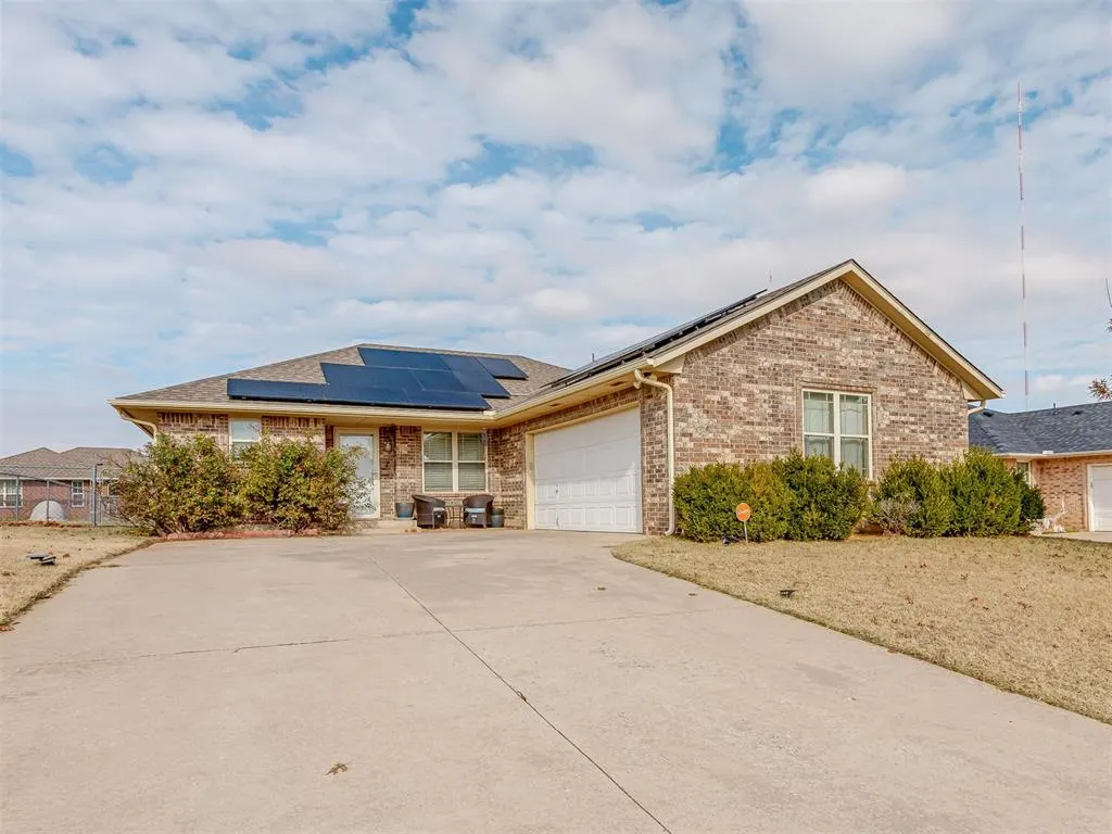 Front exterior — 921 NE 83rd Street, Oklahoma City, OK 73114