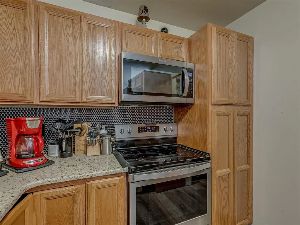 Photo 4 — 921 NE 83rd Street, Oklahoma City, OK 73114