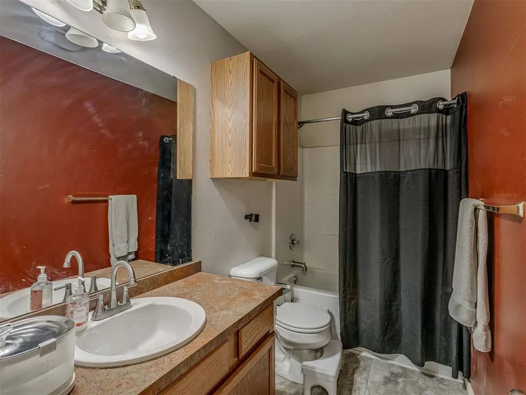 Photo 14 — 921 NE 83rd Street, Oklahoma City, OK 73114