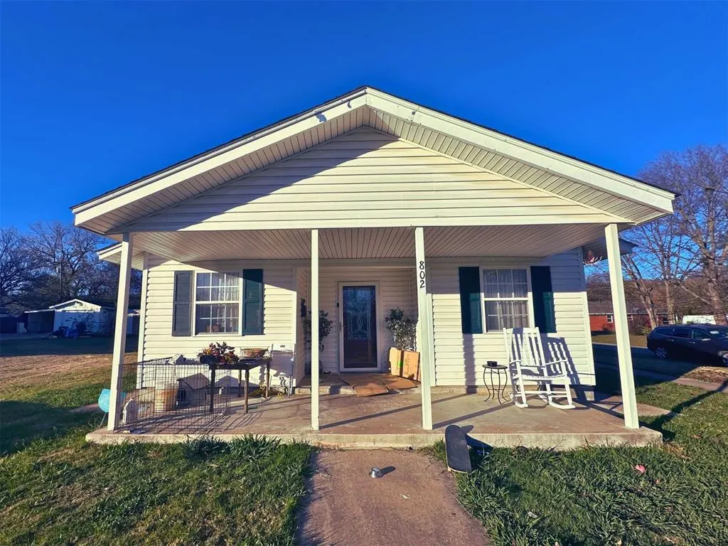 Front exterior — 802 W Gentry Avenue, Henryetta, OK 74437