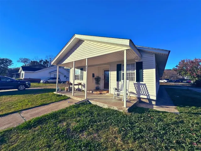 Photo 2 — 802 W Gentry Avenue, Henryetta, OK 74437
