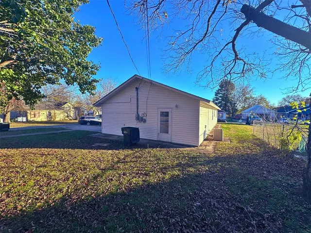 Photo 3 — 802 W Gentry Avenue, Henryetta, OK 74437