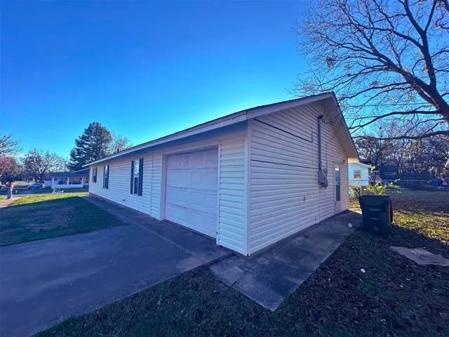 Photo 4 — 802 W Gentry Avenue, Henryetta, OK 74437