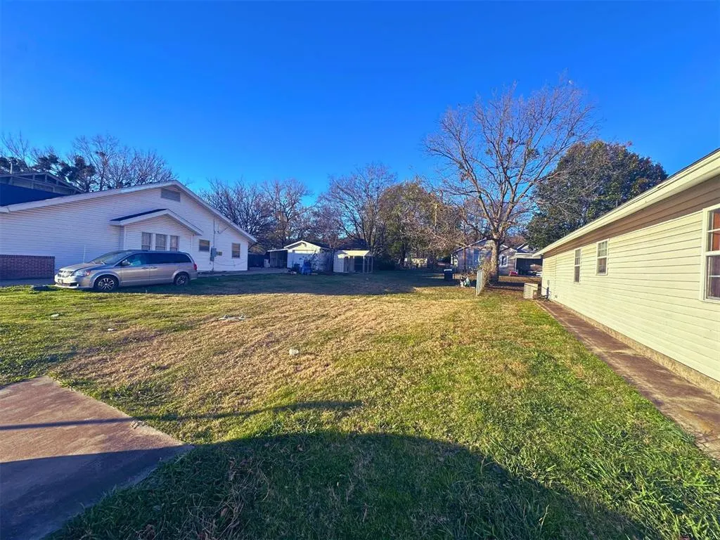 Photo 5 — 802 W Gentry Avenue, Henryetta, OK 74437