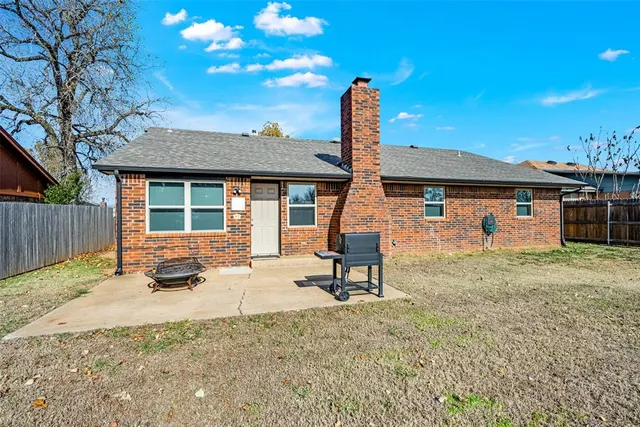 Photo 2 — 512 Wood Hollow Lane, Moore, OK 73160