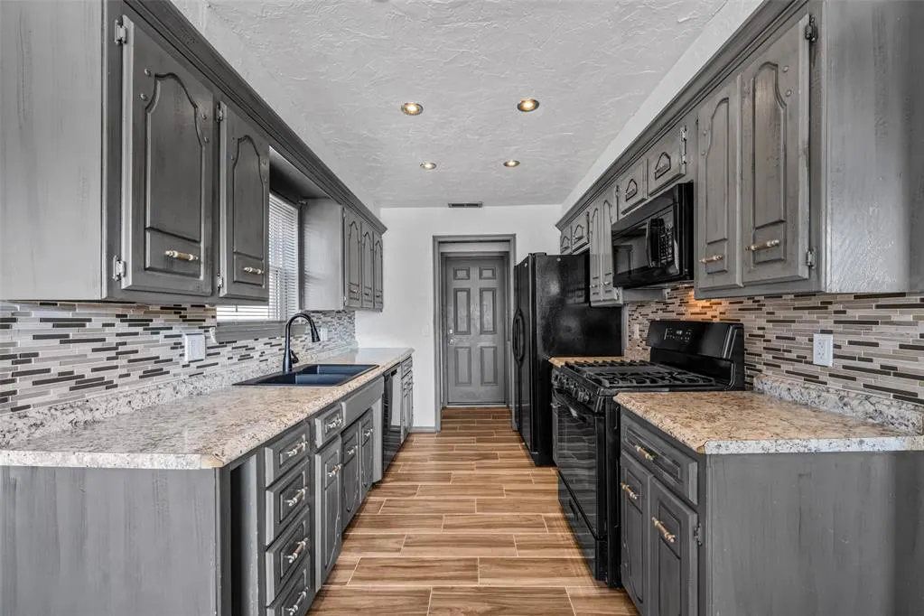 Photo 8 — 512 Wood Hollow Lane, Moore, OK 73160