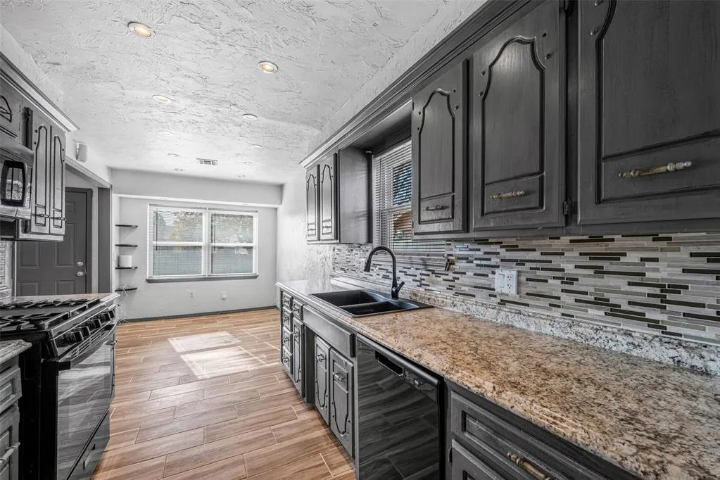 Photo 9 — 512 Wood Hollow Lane, Moore, OK 73160