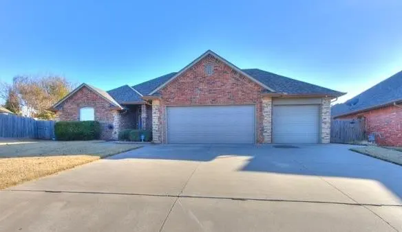 Photo 2 — 2632 SE 7th Street, Moore, OK 73160