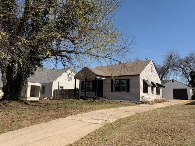 Photo 2 — 605 S Reno Avenue, El Reno, OK 73036