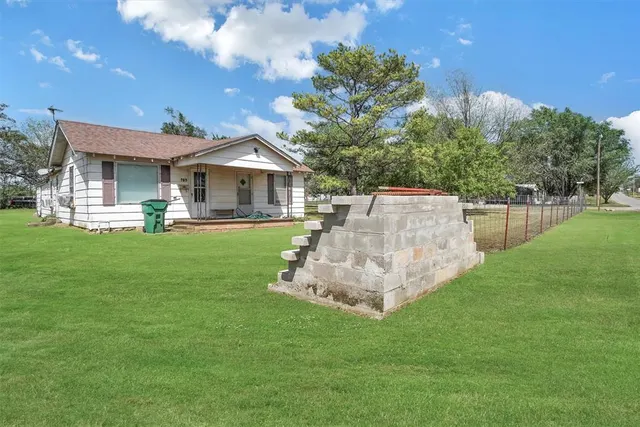 Photo 2 — 705 E Cleveland Street, Mangum, OK 73554