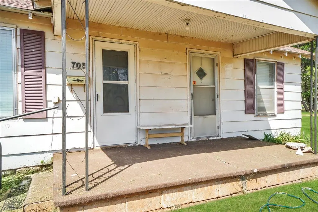 Photo 3 — 705 E Cleveland Street, Mangum, OK 73554