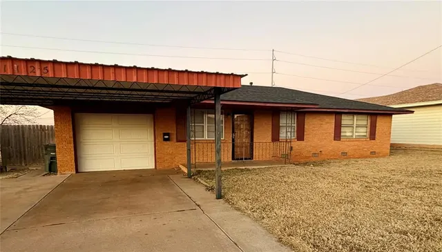 Front exterior — 1125 Blackstone Avenue, Clinton, OK 73601