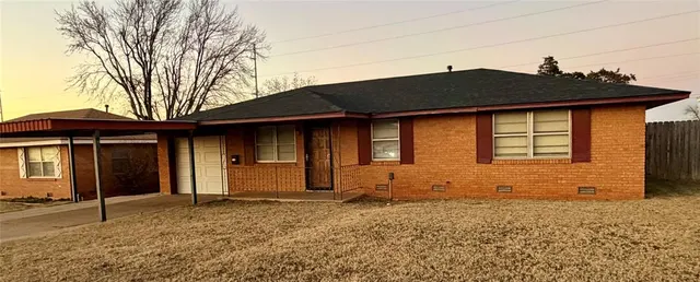 Photo 2 — 1125 Blackstone Avenue, Clinton, OK 73601