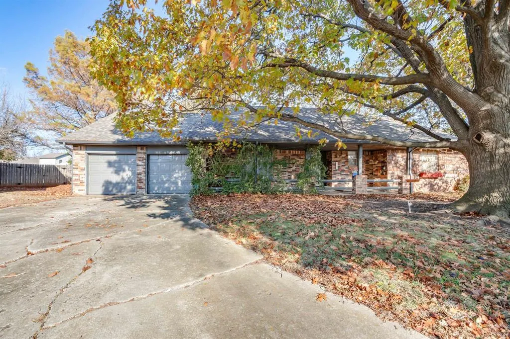 Front exterior — 1421 Pheasant Run Court, Norman, OK 73072