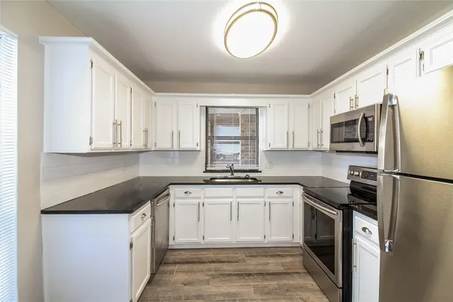 Photo 5 — 1102 Swan Lake Road, Edmond, OK 73003