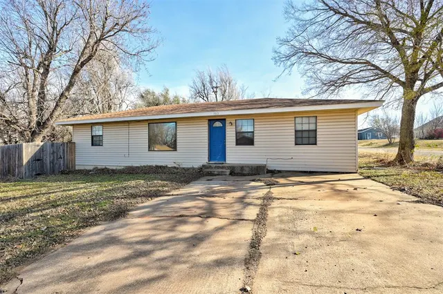 Photo 3 — 702 N 17th Street, Guthrie, OK 73044