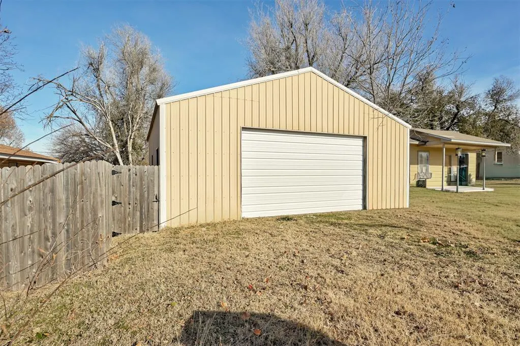 Photo 34 — 702 N 17th Street, Guthrie, OK 73044