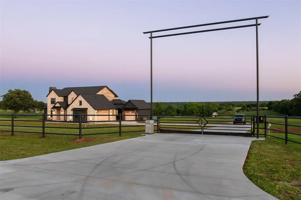 Photo 2 — 16000 Hogback Road, Luther, OK 73054