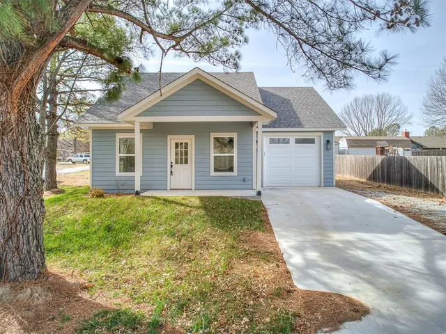 Front exterior — 1701 E McGill Circle, Eufaula, OK 74432
