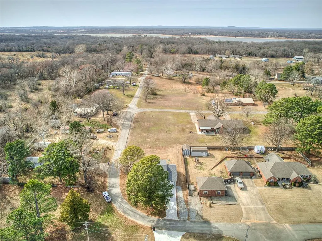 Photo 2 — 1701 E McGill Circle, Eufaula, OK 74432