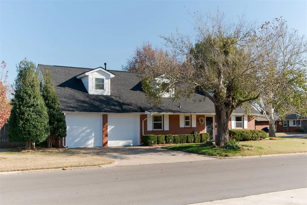 Photo 2 — 10820 N Victoria Place, Oklahoma City, OK 73120