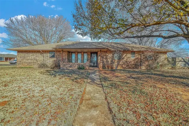 Photo 2 — 111 Shannon Drive, Elk City, OK 73644