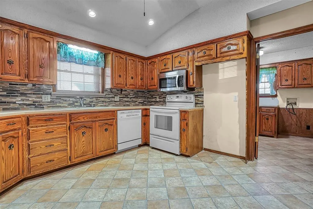 Photo 10 — 111 Shannon Drive, Elk City, OK 73644