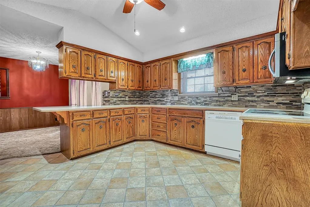 Photo 11 — 111 Shannon Drive, Elk City, OK 73644