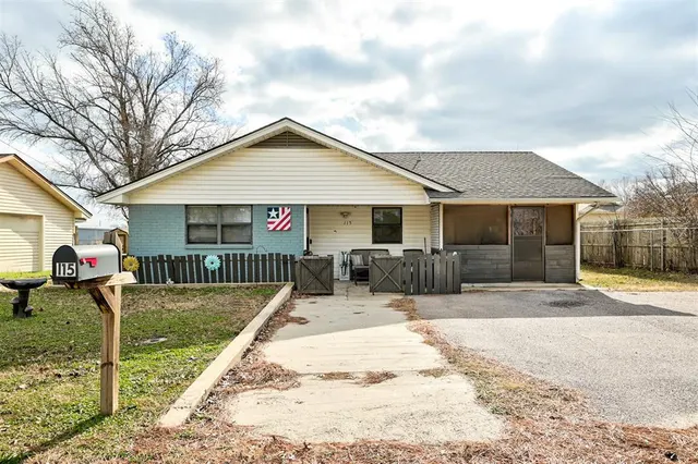 Photo 4 — 115 W Green Street, Meeker, OK 74855