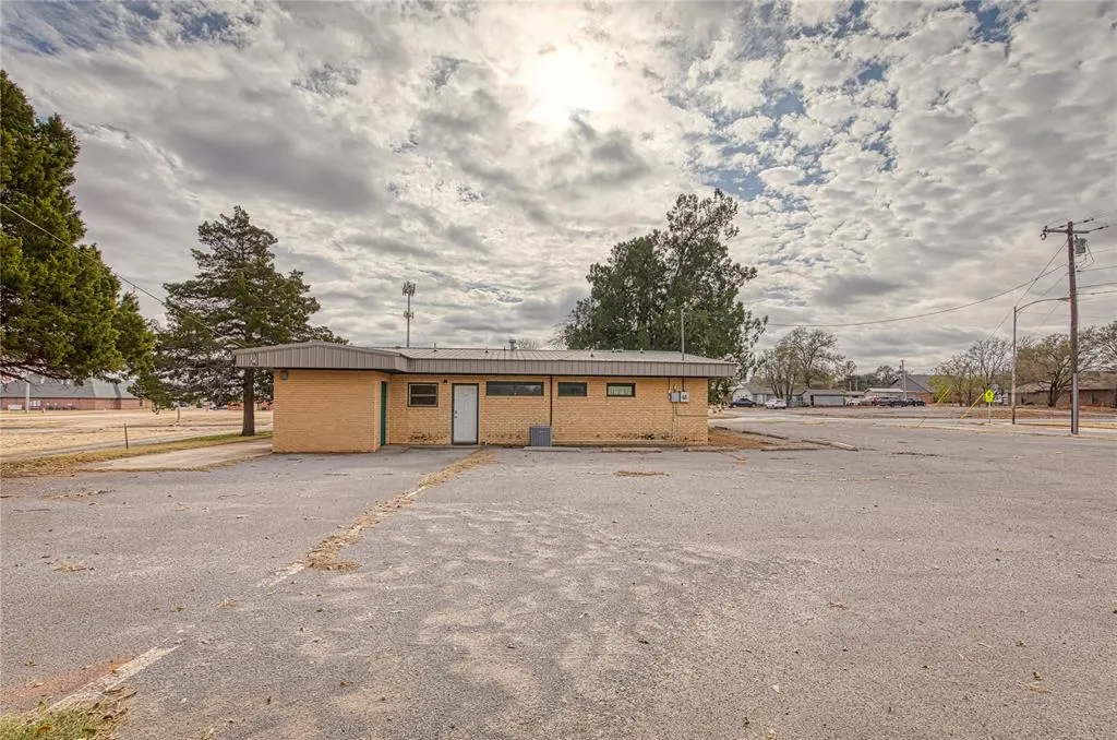 Photo 2 — 517 W 2nd Street, Elk City, OK 73644