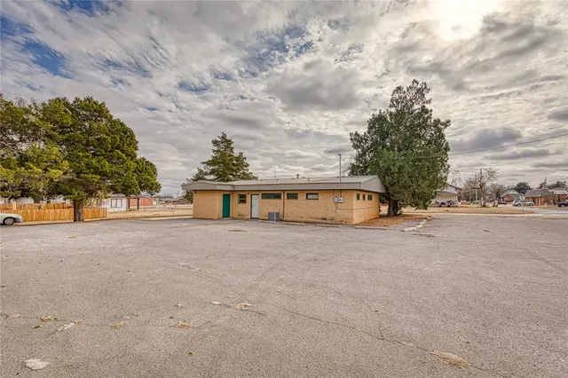 Photo 3 — 517 W 2nd Street, Elk City, OK 73644