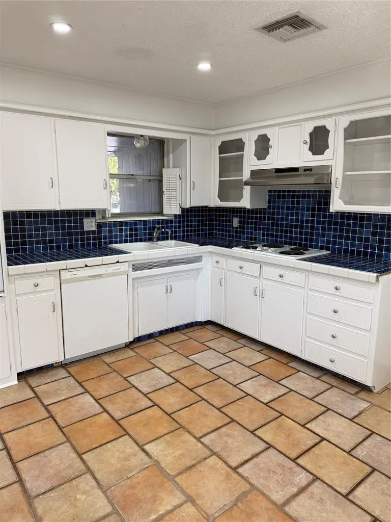 Photo 5 — 6520 N Grove Avenue, Warr Acres, OK 73132