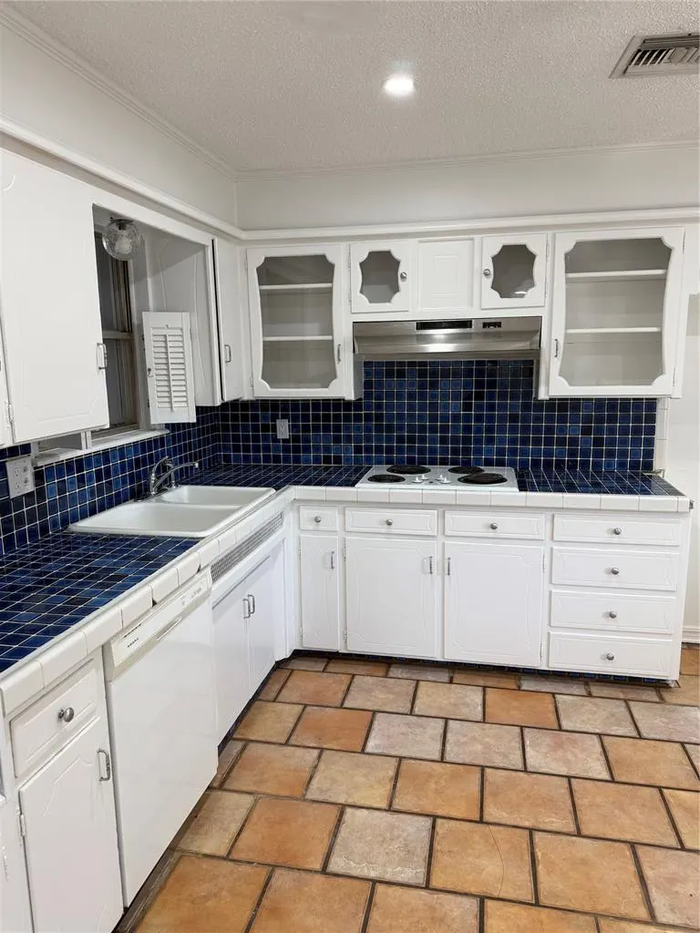 Photo 6 — 6520 N Grove Avenue, Warr Acres, OK 73132