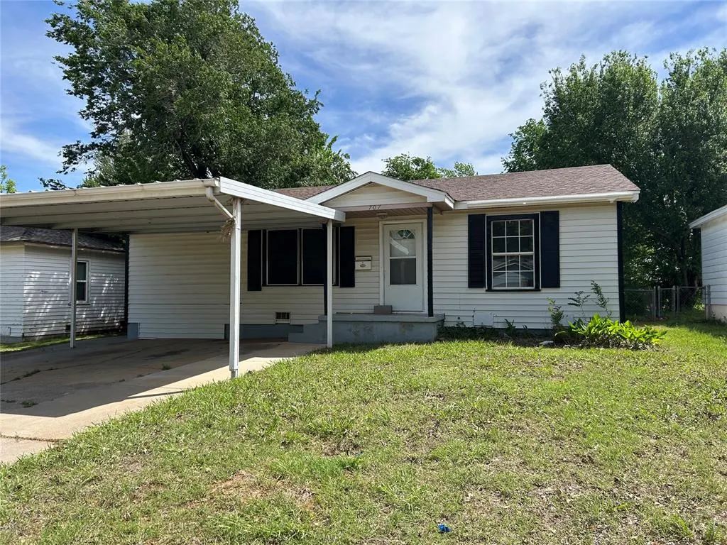 Photo 2 — 707 S 2nd Street, Yukon, OK 73099