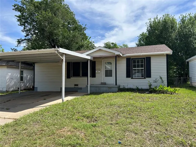 Photo 2 — 707 S 2nd Street, Yukon, OK 73099