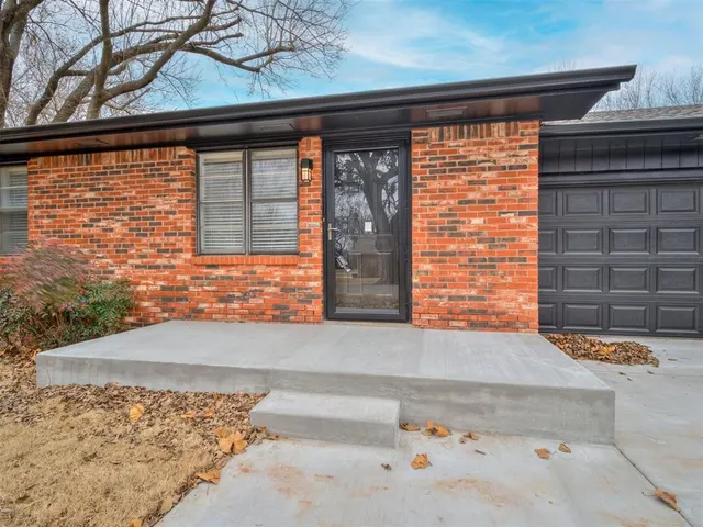 Photo 2 — 221 SW 6th Street, Blanchard, OK 73010