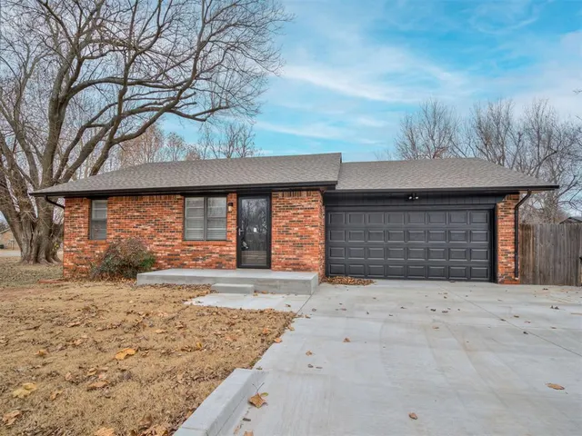 Photo 4 — 221 SW 6th Street, Blanchard, OK 73010