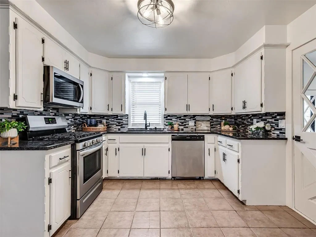 Photo 12 — 221 SW 6th Street, Blanchard, OK 73010