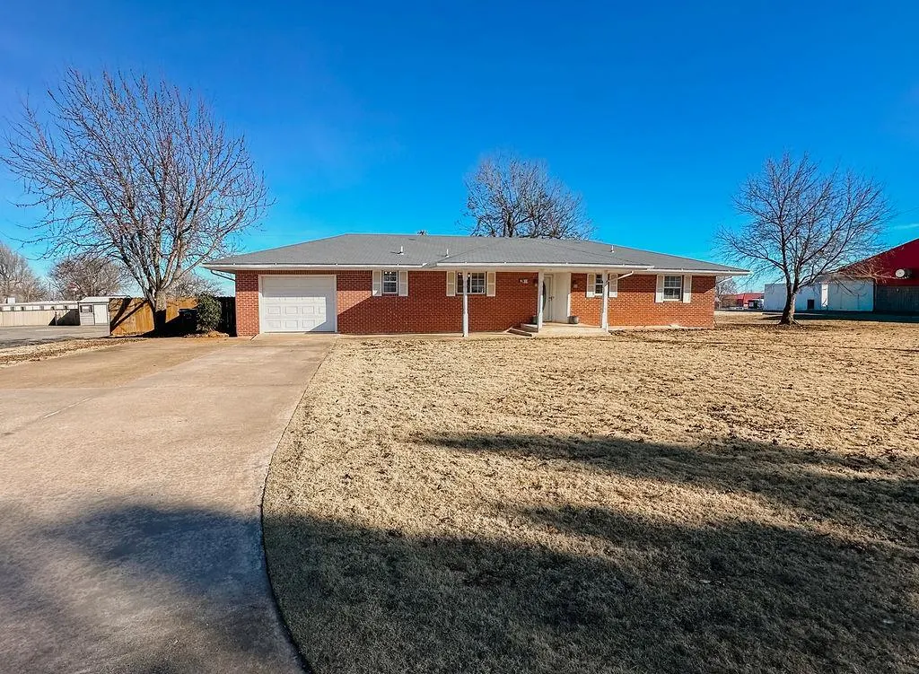 Front exterior — 619 N Marion Avenue, Hinton, OK 73047