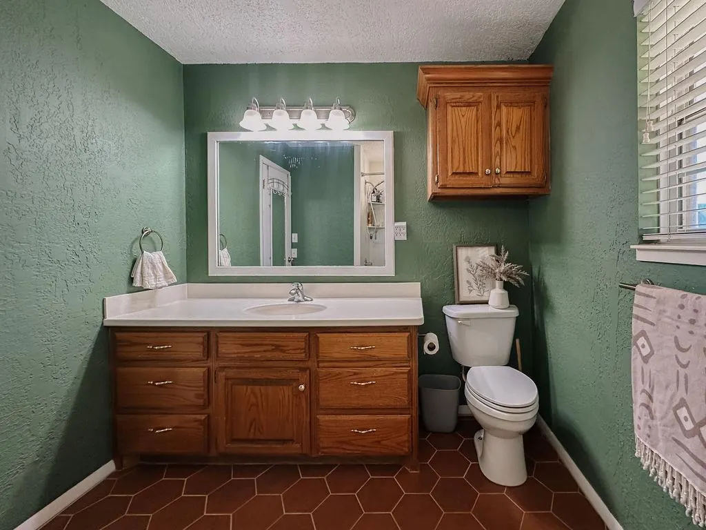 Photo 13 — 619 N Marion Avenue, Hinton, OK 73047