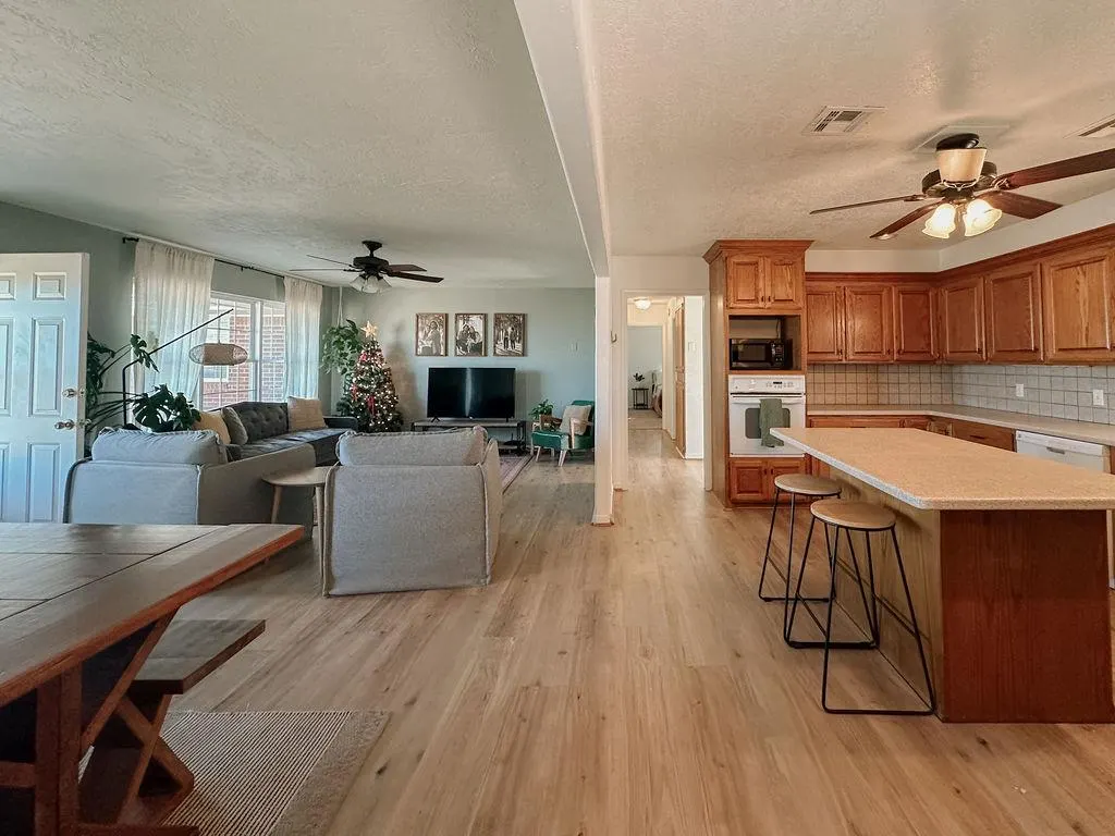 Photo 17 — 619 N Marion Avenue, Hinton, OK 73047