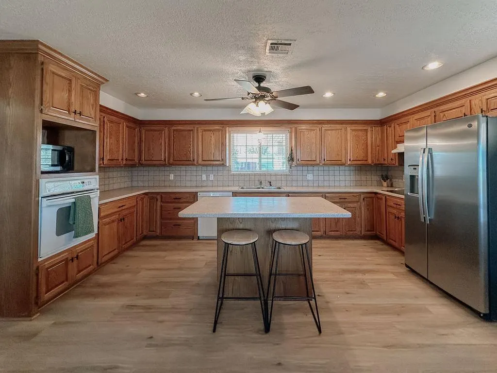 Photo 18 — 619 N Marion Avenue, Hinton, OK 73047