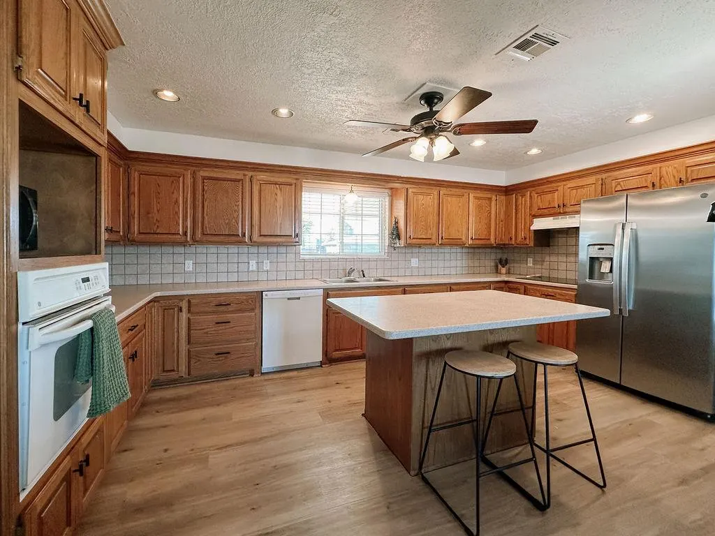 Photo 22 — 619 N Marion Avenue, Hinton, OK 73047