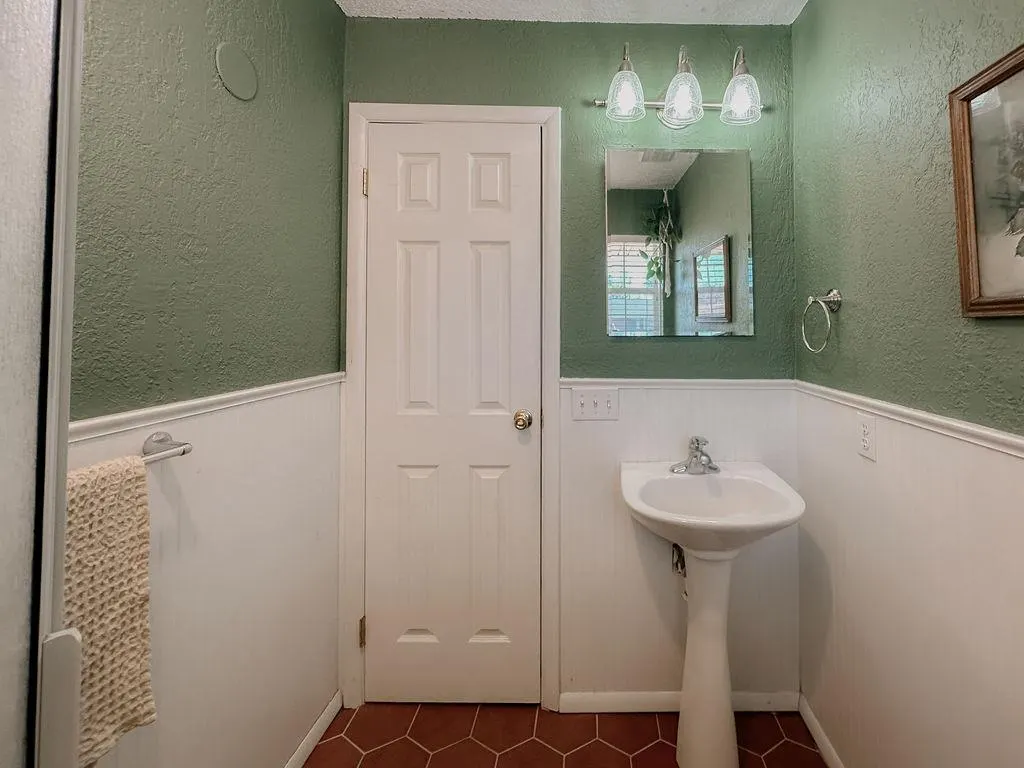 Photo 25 — 619 N Marion Avenue, Hinton, OK 73047
