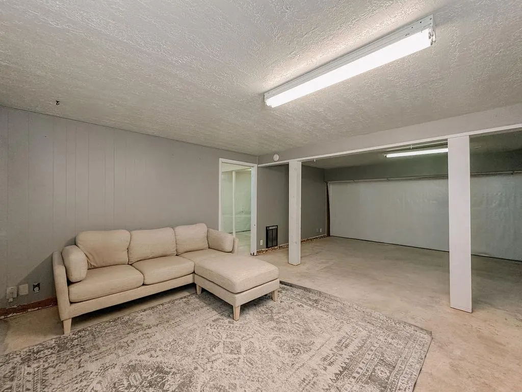 Photo 28 — 619 N Marion Avenue, Hinton, OK 73047
